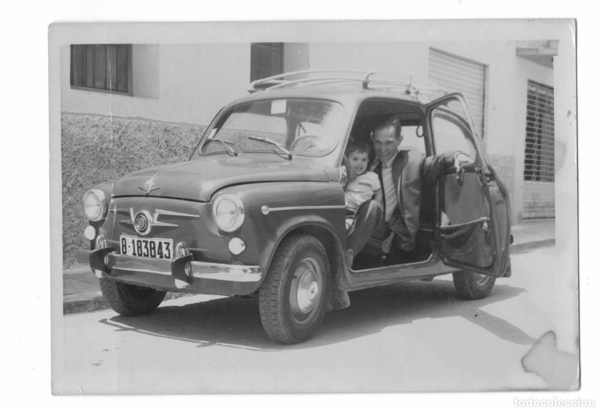 Fotograf&iacute;a antigua: Fotograf&iacute;a Seat 600 con matr&iacute;cula Barcelona a&ntilde;os 50‑60 original vintage 7,5&times;10 cm