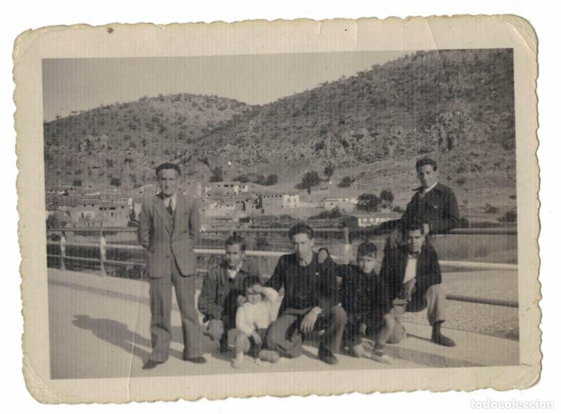 Fotograf&iacute;a antigua: Fotograf&iacute;a grupo de personas paisaje monta&ntilde;oso a&ntilde;os 40‑50 original vintage 8,5&times;6 cm