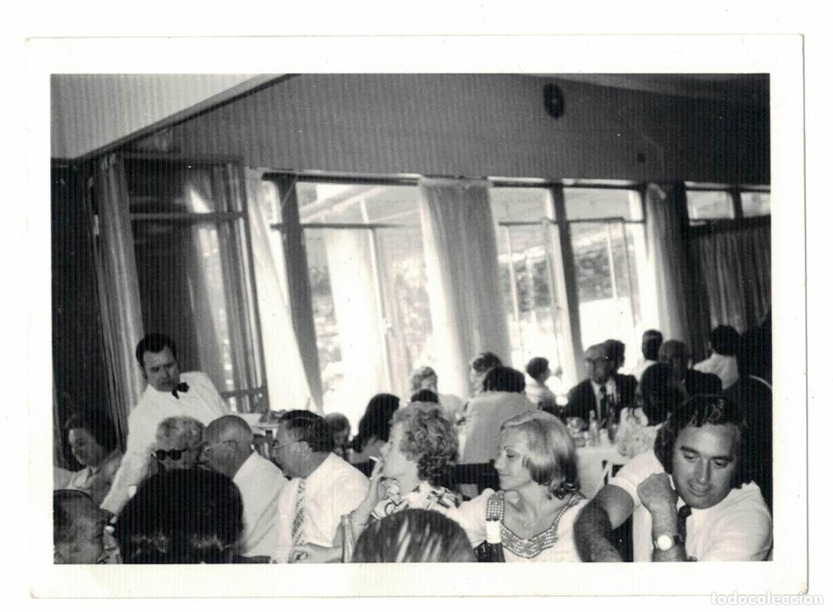 Fotograf&iacute;a antigua: Fotograf&iacute;a reuni&oacute;n social restaurante a&ntilde;os 50‑60 original vintage 8&times;11 cm