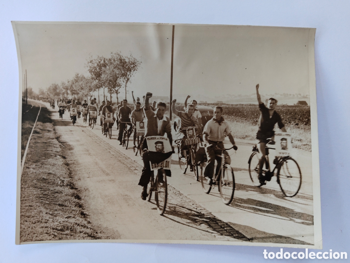 Fotograf&iacute;a antigua: ANTIGUA Y PRECIOSA FOTOGRAFIA DEL NEW YORK TIMES EN ROMA 1947 - 4.000 CAMPESINOS ITALIANOS SE DIRIG