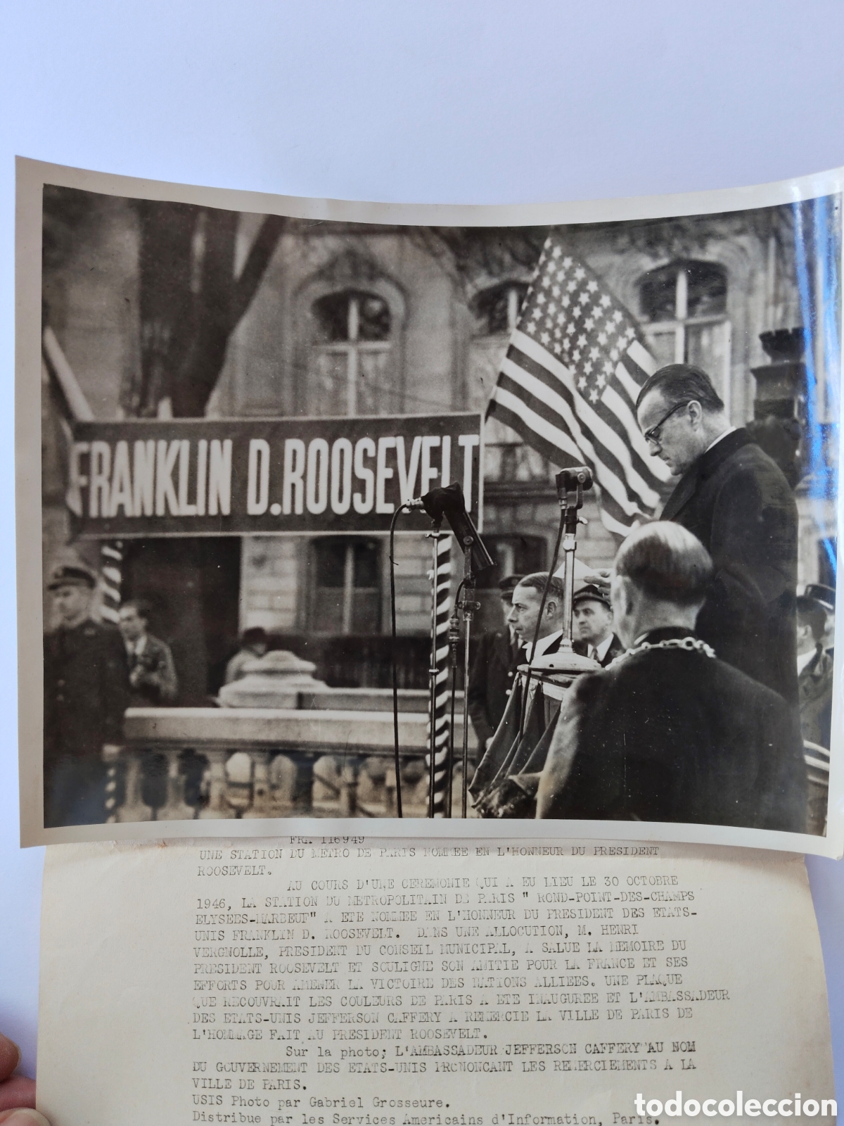 Fotograf&iacute;a antigua: Estaci&oacute;n de metro de Paris renombrada en 1946 en honor a Franklin D. Roosevelt. El embajador Jeffers