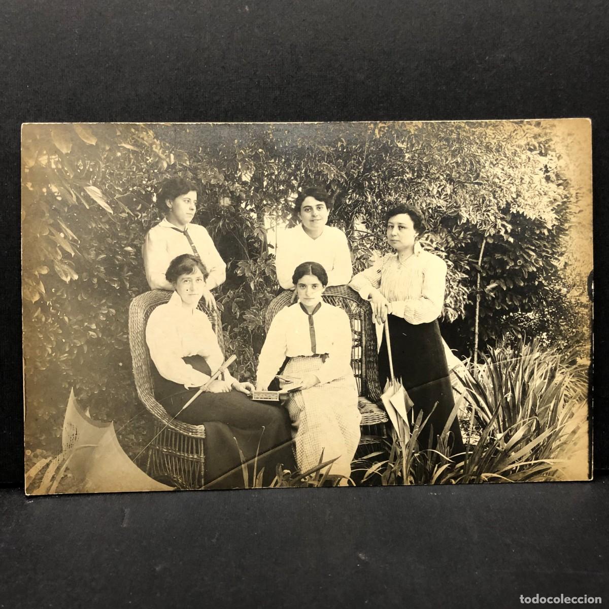 Fotograf&iacute;a antigua: FOTOGRAFIA - MUJERES EN UN JARDIN - ESCENA MODERNISTA DE LA BURGESIA CATALANA - C. 1900 / 5239