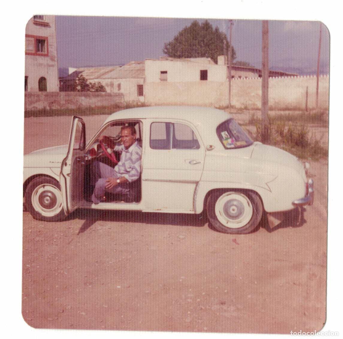 Fotograf&iacute;a antigua: Fotograf&iacute;a antigua &ndash; Hombre en Renault Dauphine