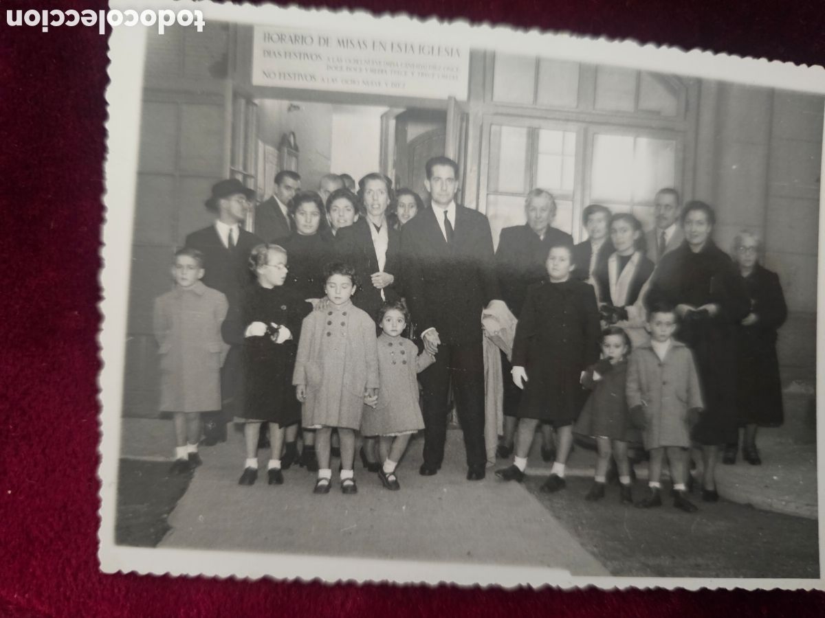 Fotograf&iacute;a antigua: Fotograf&iacute;a Antigua saliendo de misa (Su&aacute;rez Reporter Gr&aacute;fico, Barcelona) 1950s iglesia