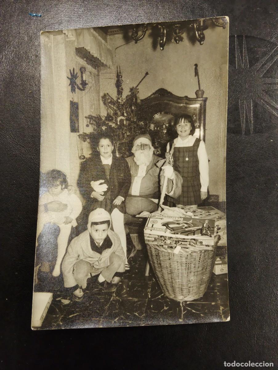 Fotograf&iacute;a antigua: BONITA FOTOGRAFIA DE PAPA NOEL ENTREGANDO LOS JUGUETES A LOS NI&Ntilde;OS - A&Ntilde;OS 70