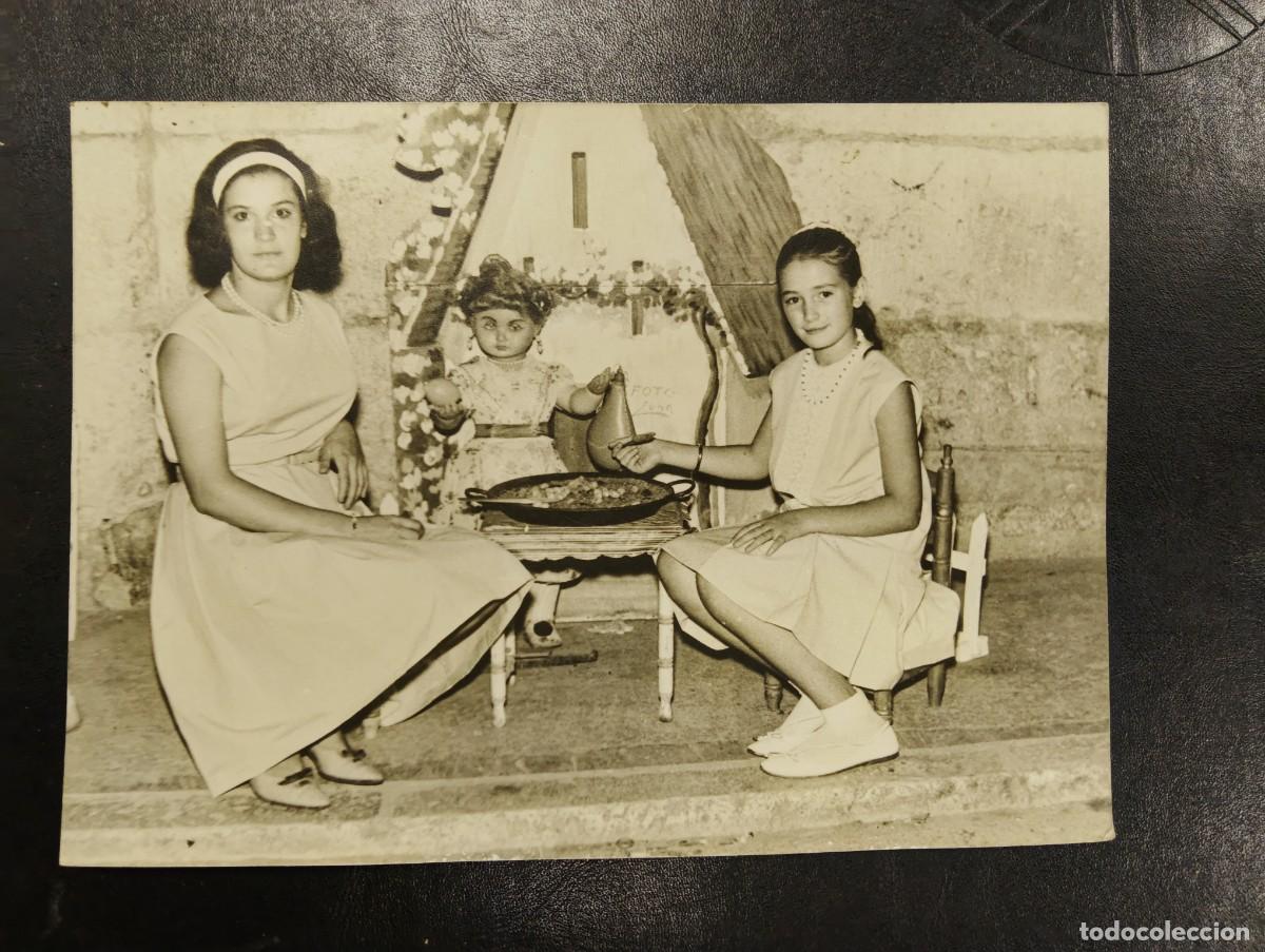 Fotografia antiga: BONITA FOTOGRAFIA MADRE HIJA Y ANTIGUA MU&Ntilde;ECA COMIENDO UNA PAELLA EN UNA BARRACA VALENCIANA - LUNA