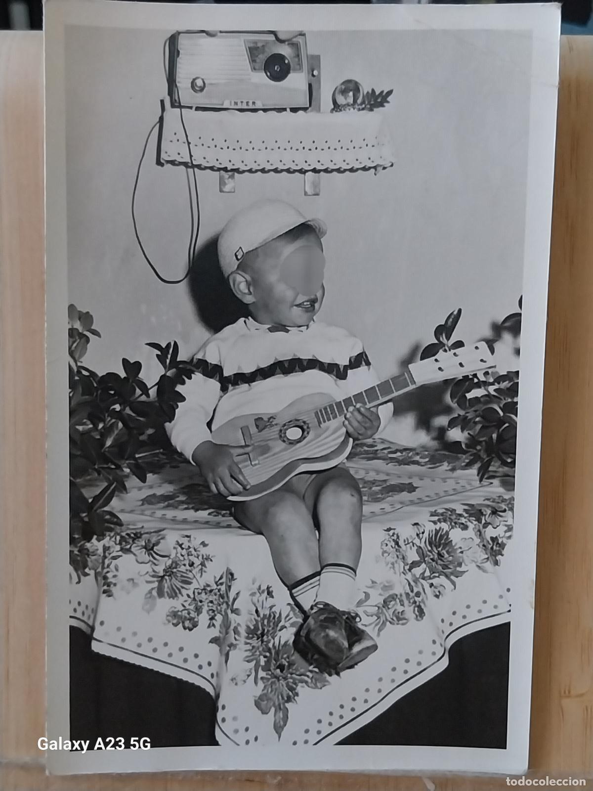 Fotograf&iacute;a antigua: RADIO INTER NI&Ntilde;O GUITARRA JUGUETE NAVIDAD A&Ntilde;OS 60 FOTO PARTICULAR 9X14CMS