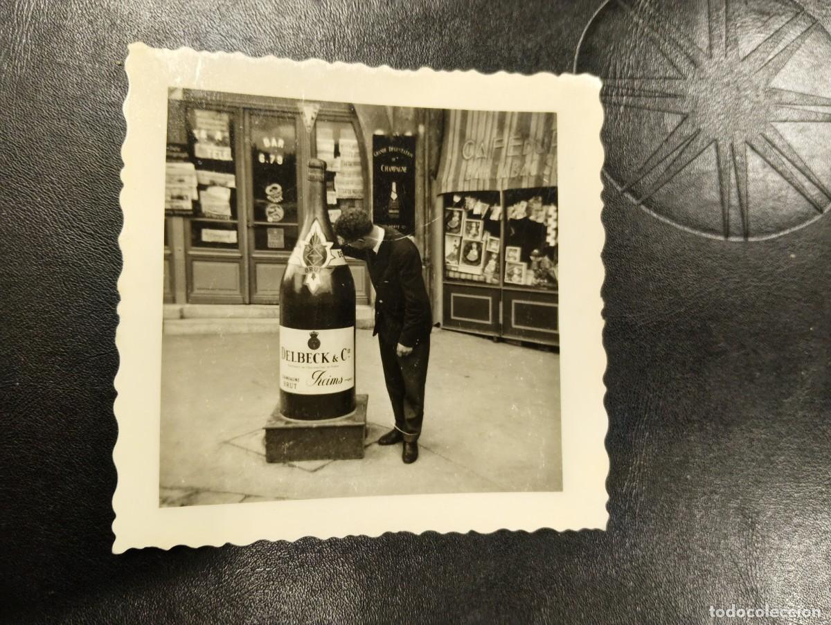 Fotograf&iacute;a antigua: CURIOSA FOTOGRAFIA FERIA DEL CHAMPAGNE EN REIMS A&Ntilde;OS 50 - EXPOSITOR JUNTO A BOTELLON DELBECK & CIA
