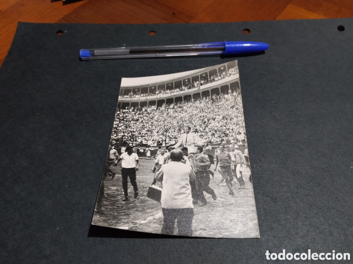 Fotograf&iacute;a antigua: Fotograf&iacute;a toros salida a hombros torero 1965