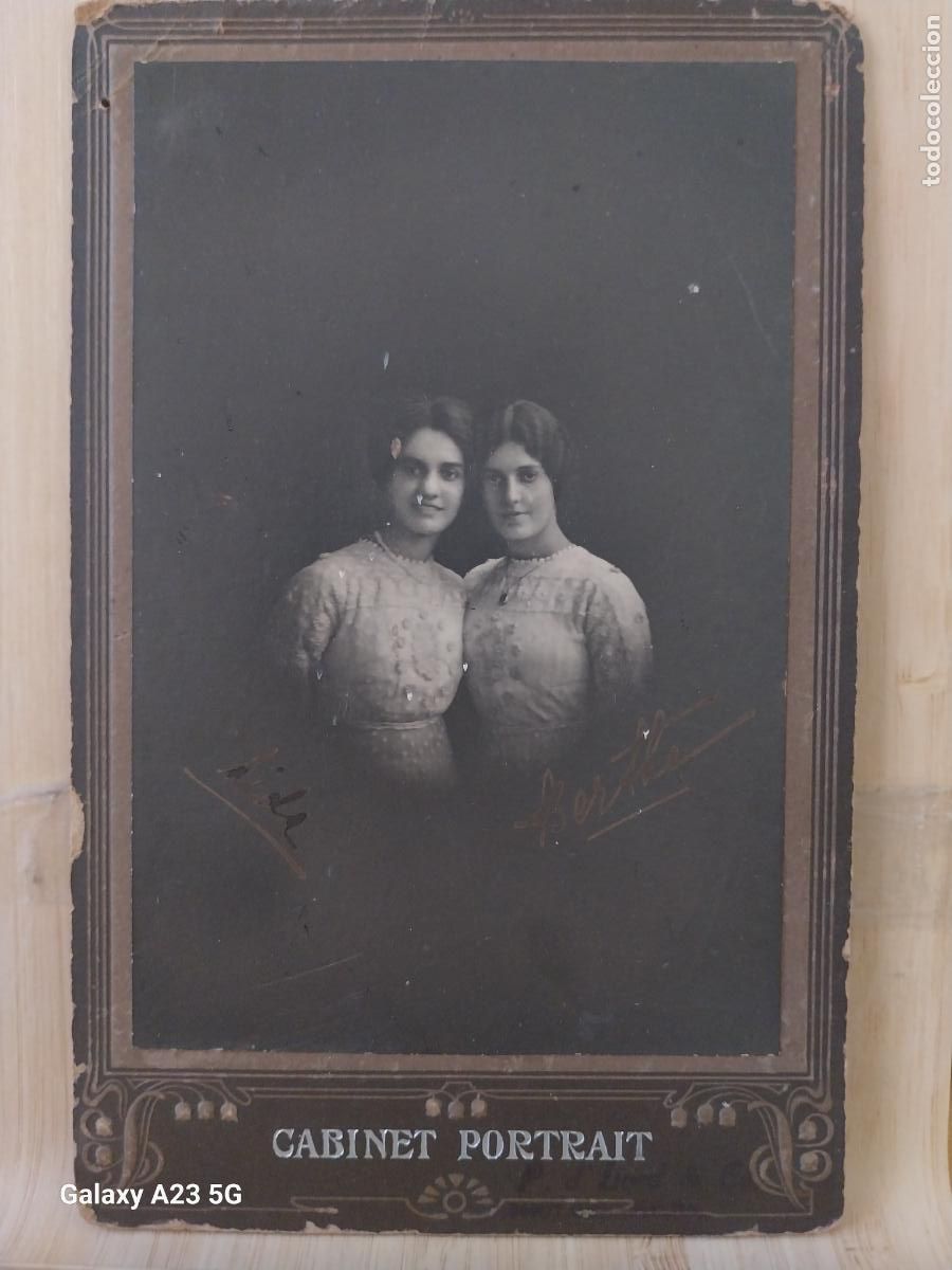 Fotograf&iacute;a antigua: FOTOGRAFIA DAMAS JOVENES SOBRE FONDO NEGRO 16.7X 10.7CMS ANTIGUA ORIGINAL CABINET PORTRAIT