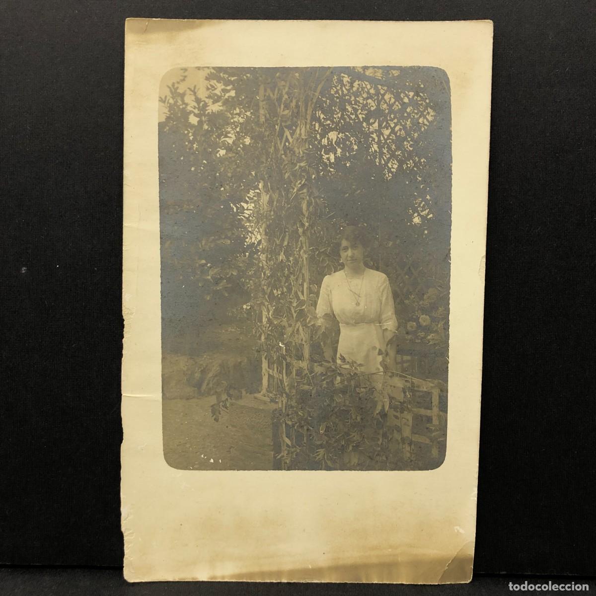 Fotograf&iacute;a antigua: FOTOGRAF&Iacute;A - RETRATO FEMENINO DE UNA MUJER EN UN JARD&Iacute;N MODERNISTA - C. 1900 - RARA / 5391