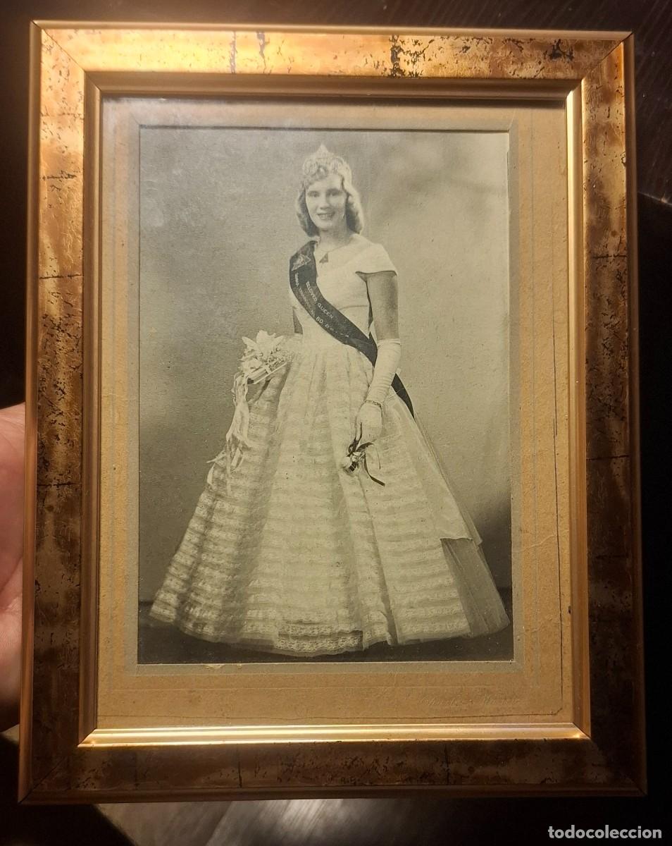 Fotograf&iacute;a antigua: Fotograf&iacute;a Mas&oacute;nica Vintage - &rdquo;Beloved Queen&rdquo; Triangle 60 - Organizaci&oacute;n Mas&oacute;nica Femenina. Enmarcad