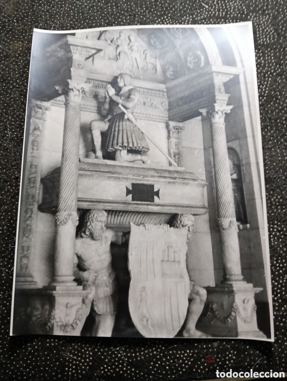 Fotograf&iacute;a antigua: Fotograf&iacute;a del Sepulcro de Juan de Arag&oacute;n (Juan II de Ribagorza), una obra renacentista del siglo XV
