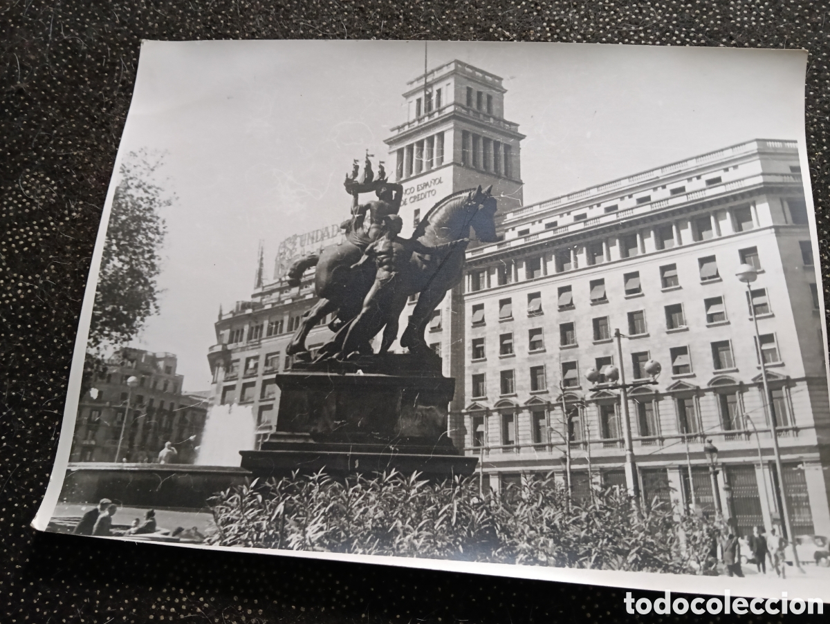 Fotograf&iacute;a antigua: Escultura aleg&oacute;rica de Barcelona, del artista Frederic Mar&egrave;s, ubicada en la Pla&ccedil;a de Catalunya, con