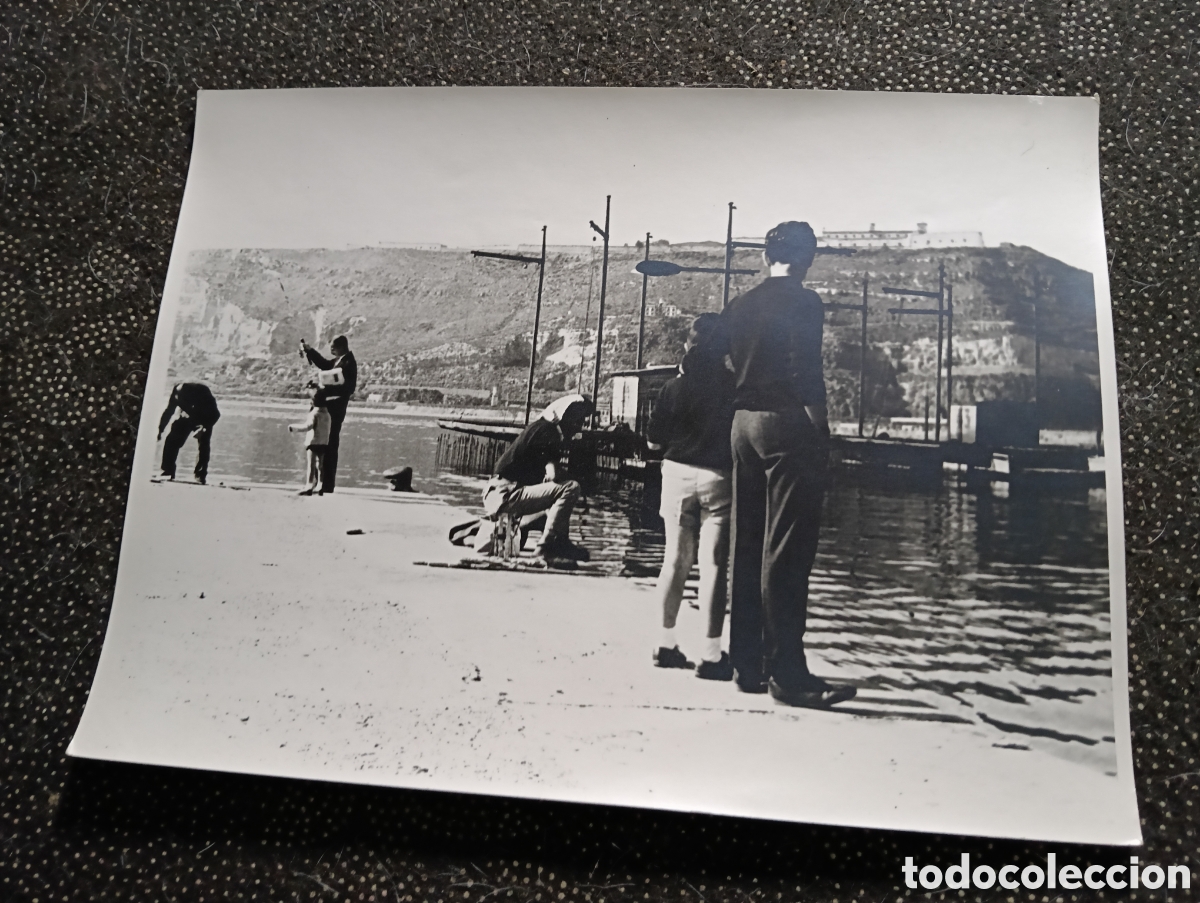 Fotograf&iacute;a antigua: Fotograf&iacute;a del puerto de Barcelona con gente pescando, al frente muy pocos edificios. mide 24 x 18 c