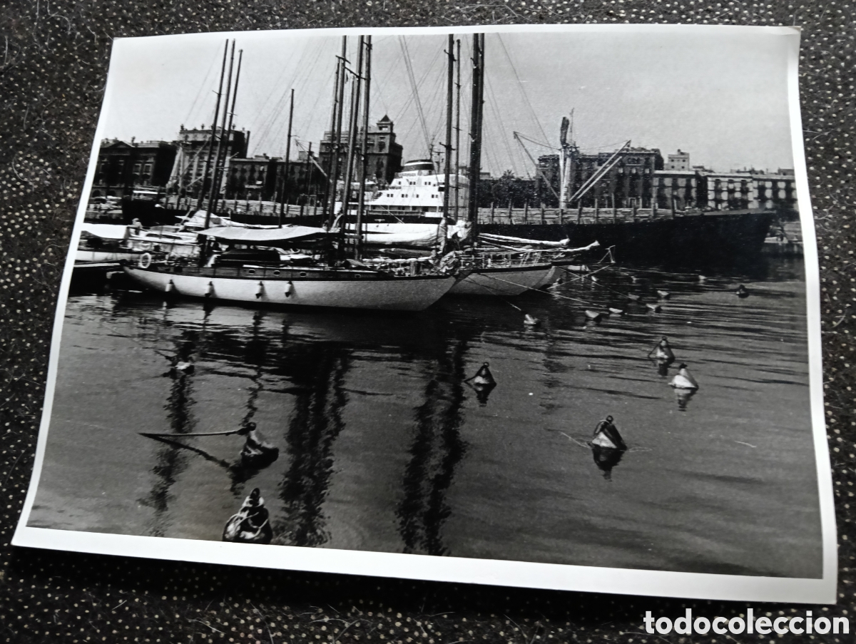 Fotograf&iacute;a antigua: Fotograf&iacute;a del puerto de Barcelona con veleros y edificios al fondo mide 24 x 18 cm