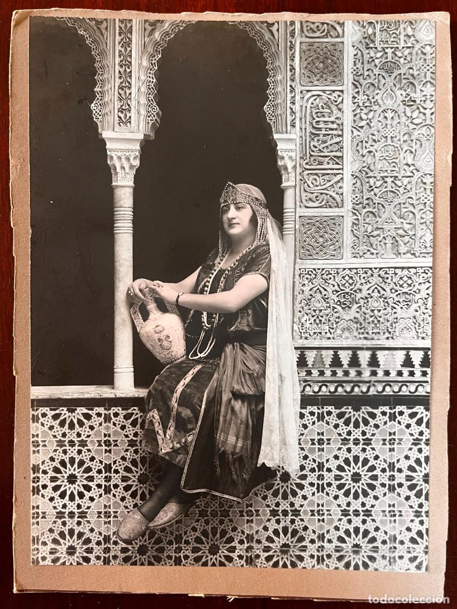 Fotograf&iacute;a antigua: GRANADA &ndash; GRAN FOTOGRAF&Iacute;A COSTUMBRISTA &ndash; MUJER CON TRAJE MORISCO EN DECORADO DE LA ALHAMBRA &ndash; C. 192