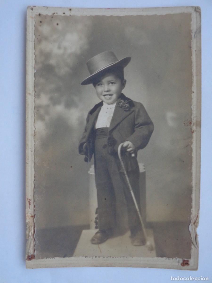 Fotografia antiga: PRECIOSA FOTO DE ESTUDIO DE NI&Ntilde;O VESTIDO DE CORTO, CON SOMBRERO Y BASTON , 1954. DE TERAN , SEVILLA