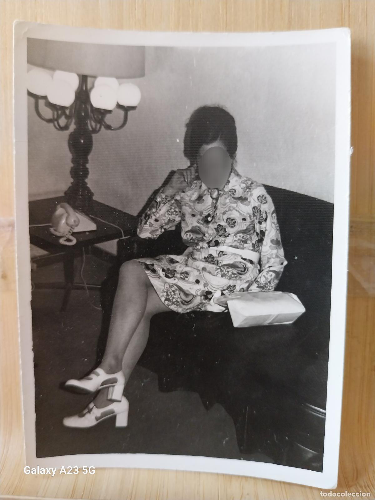 Fotograf&iacute;a antigua: FOTO MUJER TRAJE VERANO MO&Ntilde;O EN SOFA A&Ntilde;OS 60 POP PARTICULAR 10.3X7.5CMS BN