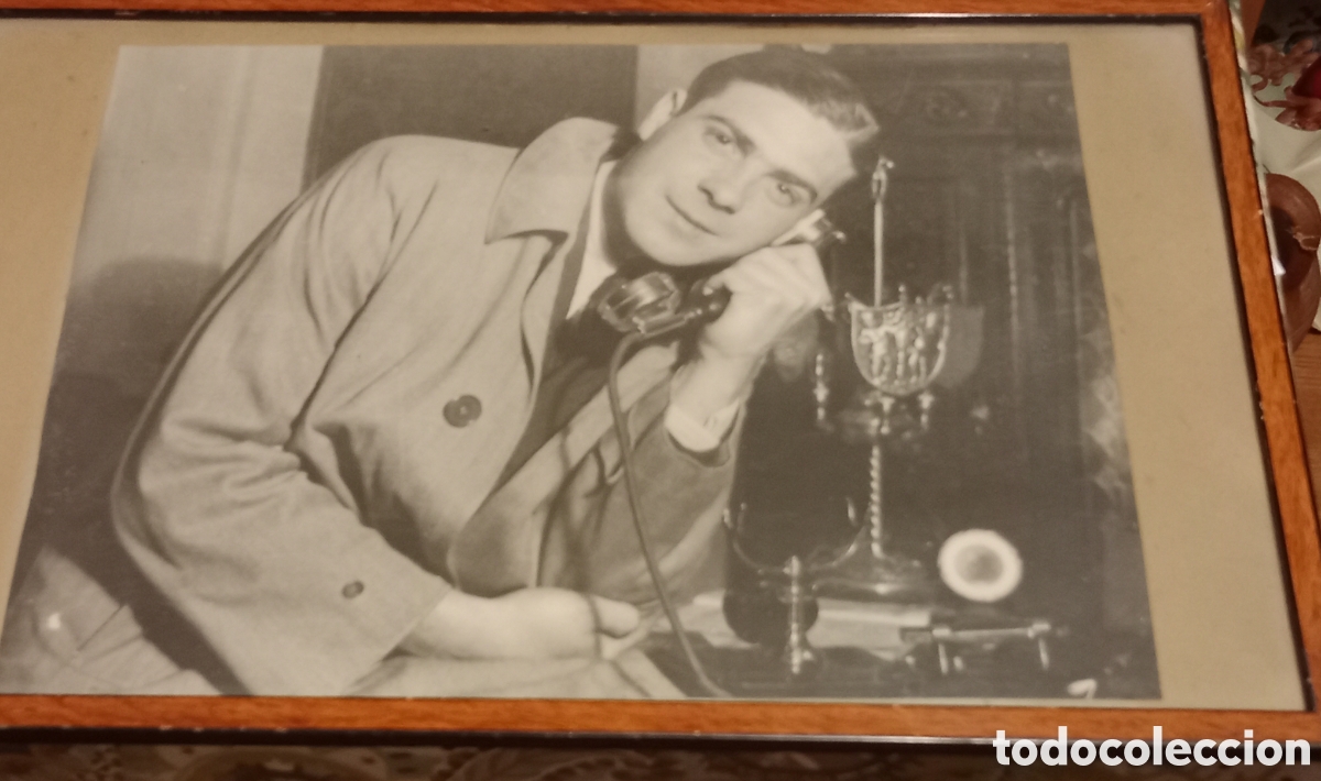 Fotograf&iacute;a antigua: Fotograf&iacute;a 1940. Caballero recibiendo una llamada agradable
