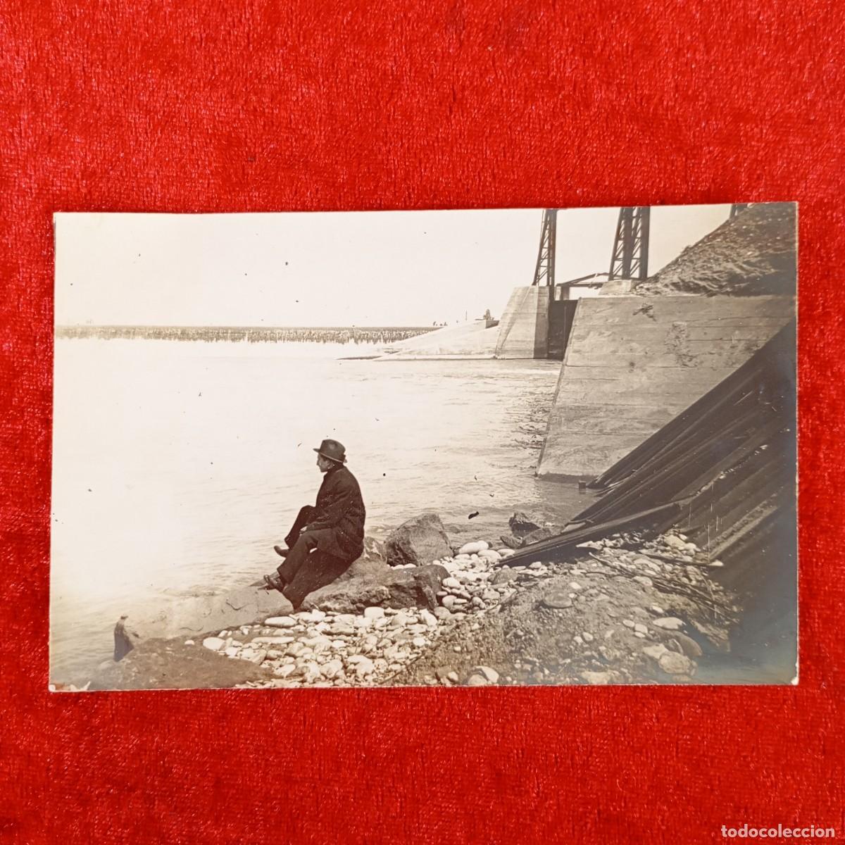 Fotografia antiga: FOTOGRAF&Iacute;A - HOMBRE EN LAS OBRAS DE UN PUERTO O UN EMBALSE - CATALU&Ntilde;A - C. 1900 - MODERNISTA / 797