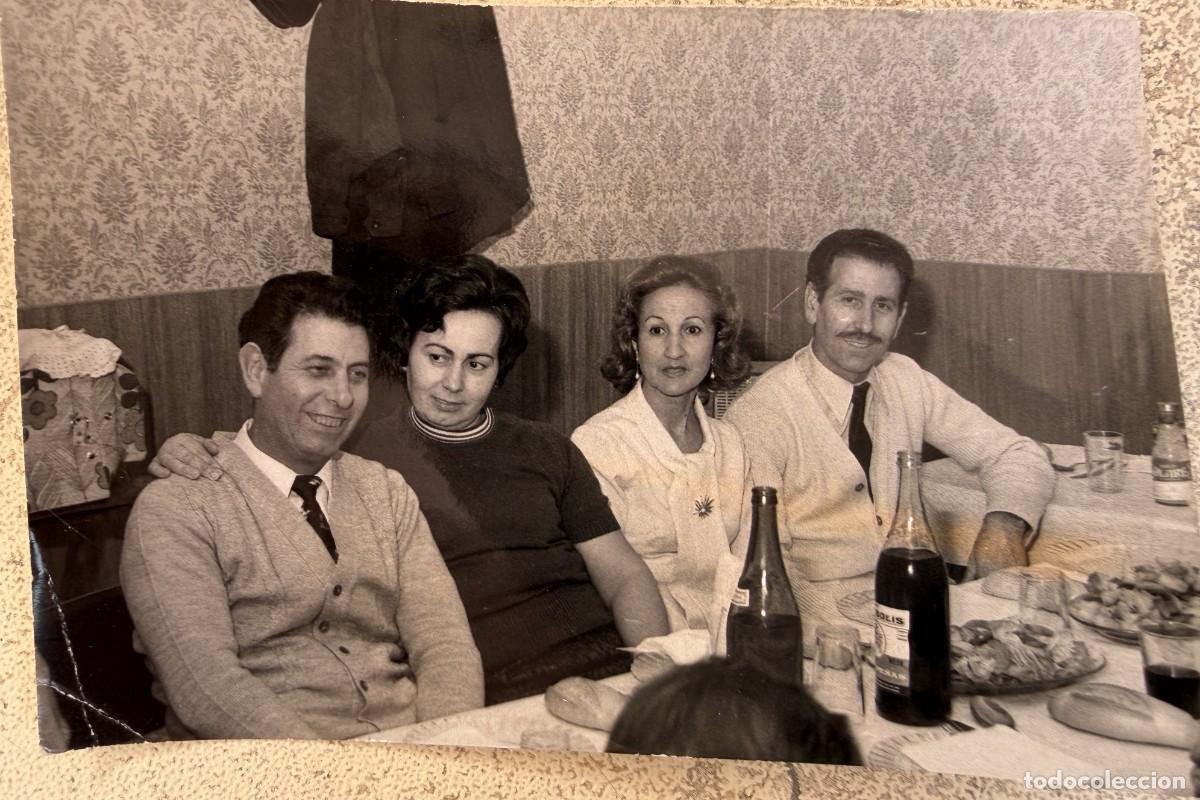 Fotografia antiga: ANTIGUA FOTOGRAFIA DE DOS -MATRIMONIOS EN UNA COMIDA