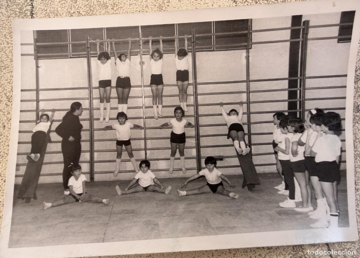 Fotografia antiga: ANTIGUA FOTOGRAFIA DE NI&Ntilde;AS EN EL GIMNASIO DEL COLEGIO