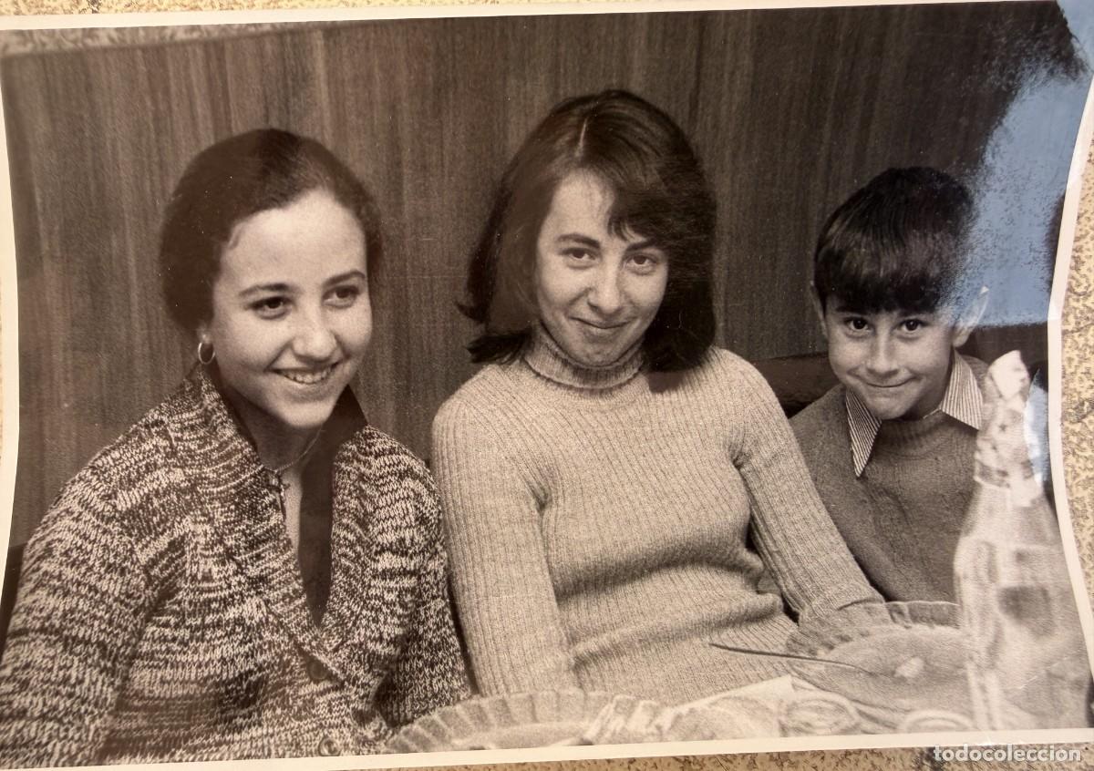 Fotografia antiga: ANTIGUA FOTOGRAFIA DE DOS DAMAS CON UN NI&Ntilde;O COMIENDO