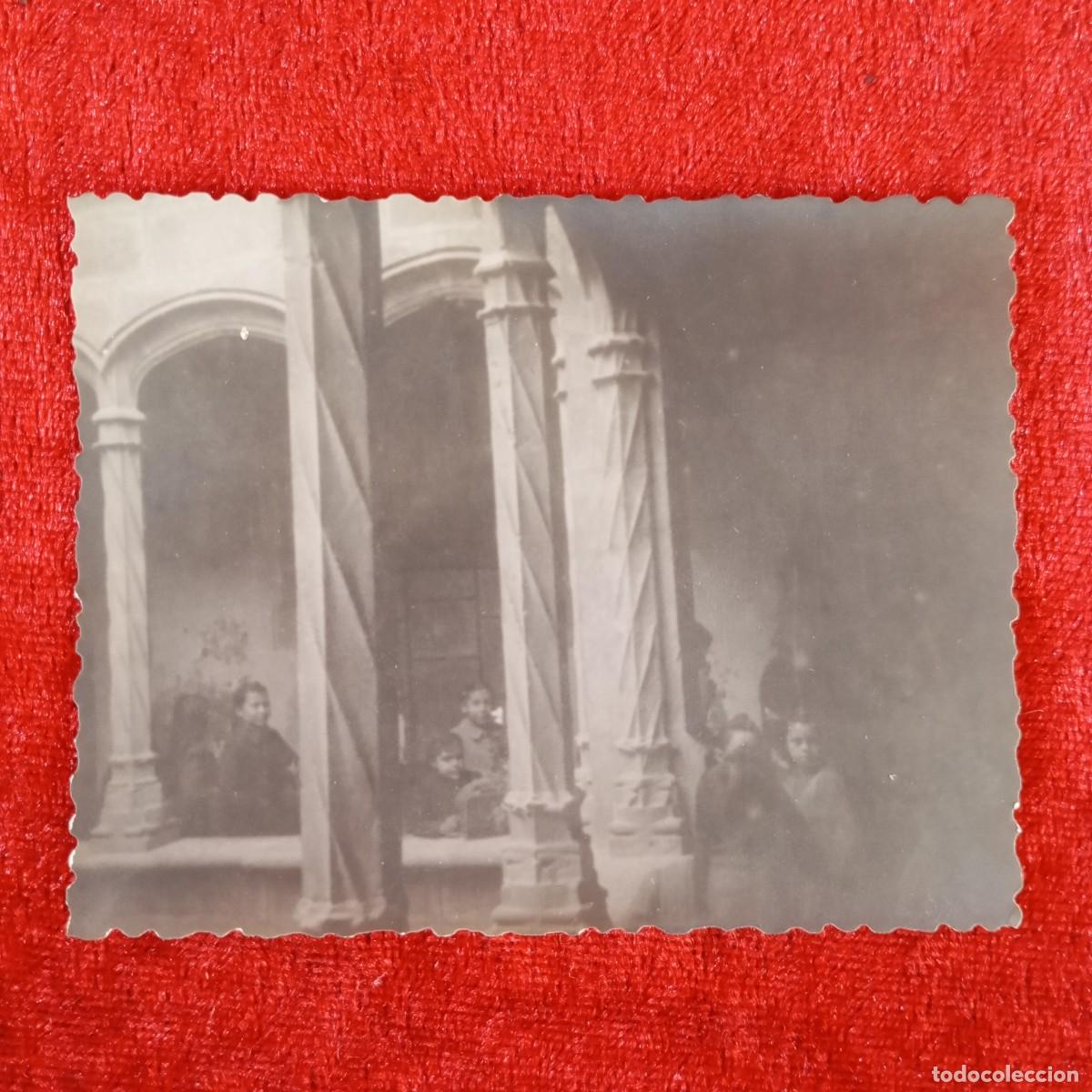 Fotograf&iacute;a antigua: FOTOGRAF&Iacute;A - FAMILIA EN UN CLAUSTRO DE UN CONVENTO O MONASTERIO - PEDRO ALMACELLAS - C. 1910 / 823