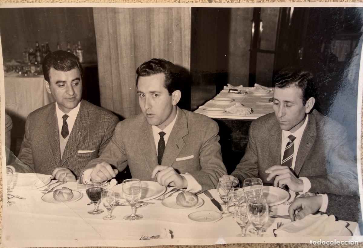Fotograf&iacute;a antigua: ANTIGUA FOTOGRAFIA DE TRES AMIGOS COMIENDO - FOTO -AUMENTE DEL 18-3-1.966