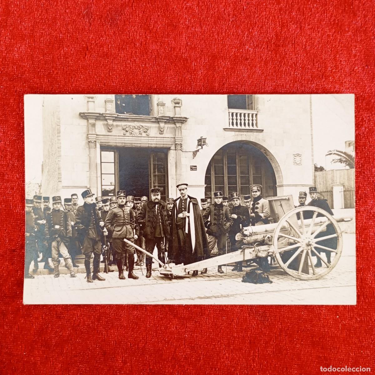 Fotograf&iacute;a antigua: FOTOGRAF&Iacute;A - CUARTEL DE LOS BOMBEROS DE BARCELONA - MILITARES DELANTE - C. 1880 - &Uacute;NICA / 860