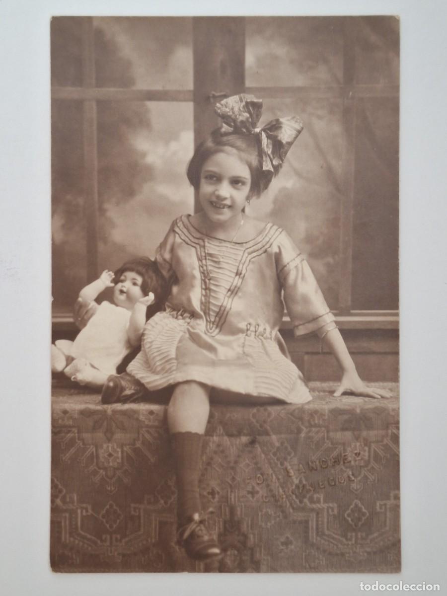 Fotograf&iacute;a antigua: FOTOGRAFIA TARJETA POSTAL CIENFUEGOS CUBA 1923 NI&Ntilde;A CON MU&Ntilde;ECA DE JUGUETE FOTO SANCHEZ 3113