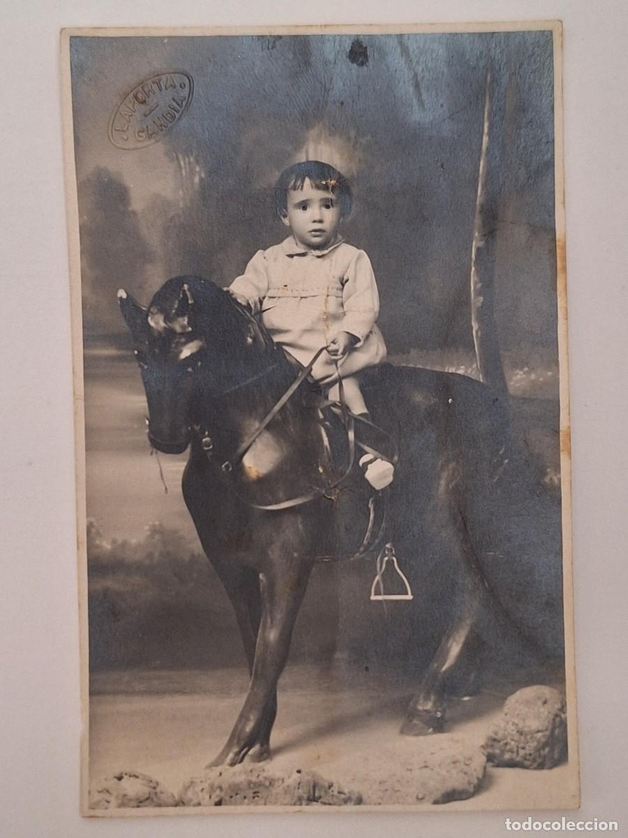 Fotograf&iacute;a antigua: FOTOGRAFIA TARJETA POSTAL NI&Ntilde;A CABALLO DE JUGUETE FOTO LAPORTA GANDIA VALENCIA RV-3114