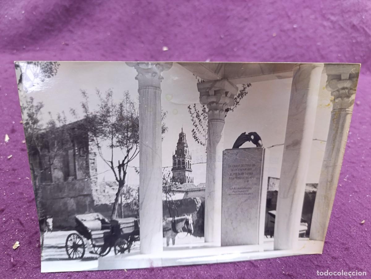 Fotografia antica: Antigua fotograf&iacute;a de Archivo, C&oacute;rdoba, Monumento de los Enamorados, 1972, Arriba, sello al dorso