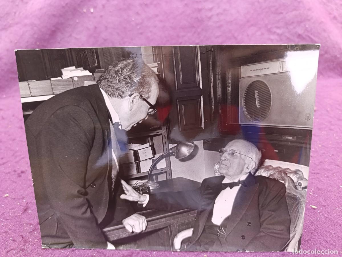 Fotografia antiga: Antigua fotograf&iacute;a de Archivo, Salvador Madariaga en la Real Academia, con Carlos Robles, 1976
