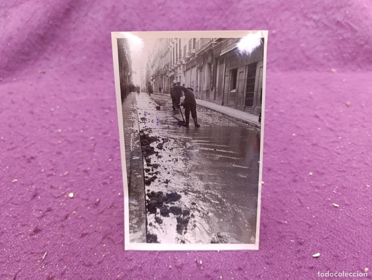 Fotografia antica: Antigua fotograf&iacute;a de Archivo, Madrid, retirando los efectos de la gran nevada, sello de censura