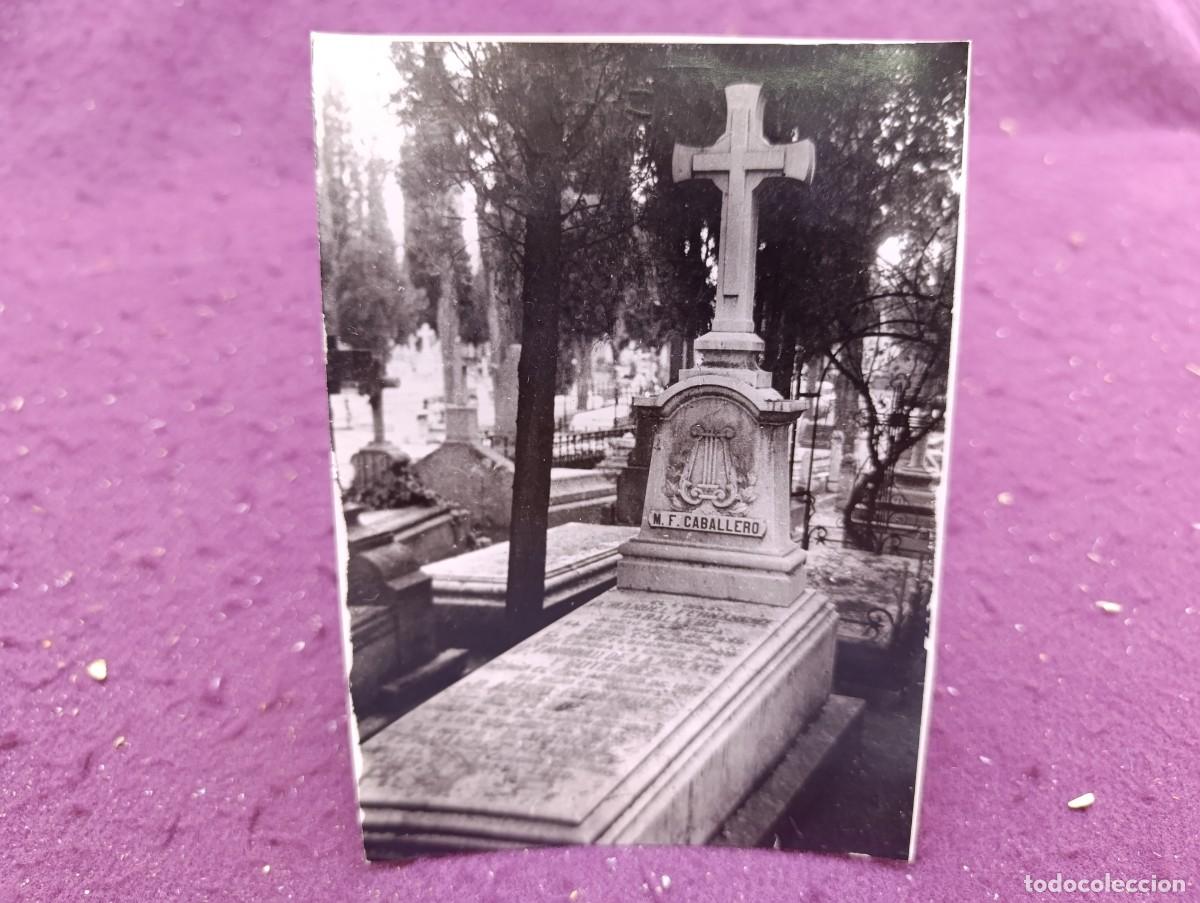 Fotograf&iacute;a antigua: Antigua fotograf&iacute;a de Archivo, Tumba de Fern&aacute;ndez Caballero, autor de La Viejecita, Foto Rico