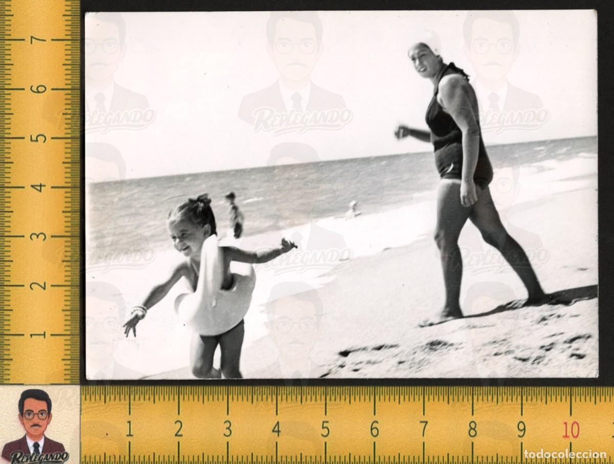 Fotograf&iacute;a antigua: LA FELIZ NI&Ntilde;A DEL FLOTADOR DE CISNE - MUJER BA&Ntilde;ADOR PLAYA ARENA - FOTO ANTIGUA A&Ntilde;OS 60 - INFANCIA