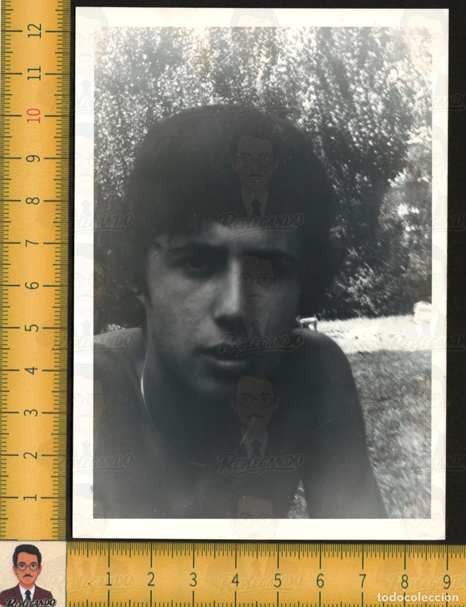 Fotograf&iacute;a antigua: BELLO RETRATO SEXY GUAPO HOMBRE CHICO JOVEN POSA EN EL CAMPO - FOTO ANTIGUA A&Ntilde;O 1979 - LGTB ESPA&Ntilde;A