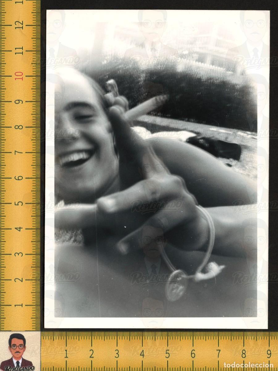 Fotograf&iacute;a antigua: SEXY RETRATO GUAPO HOMBRE CHICO JOVEN CIGARRO RISA - FOTO ANTIGUA ART&Iacute;STICA A&Ntilde;O 1979 - LGTB ESPA&Ntilde;A