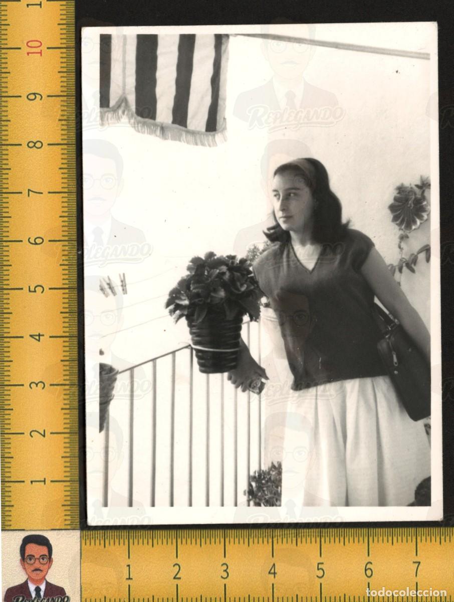 Fotograf&iacute;a antigua: GUAPA MUJER CHICA JOVEN BELLA MIRADA POSA EN BALC&Oacute;N MACETAS FLORES - FOTO ANTIGUA A&Ntilde;OS 60 - ESPA&Ntilde;A