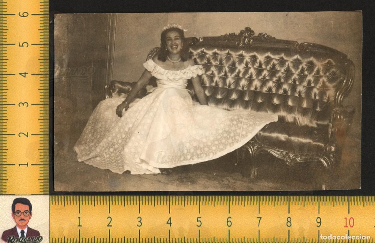 Fotograf&iacute;a antigua: GUAPA MUJER CHICA JOVEN VESTIDO BLANCO POSA EN SILL&Oacute;N ISABELINO VICTORIANO - FOTO ANTIGUA A&Ntilde;O 1948