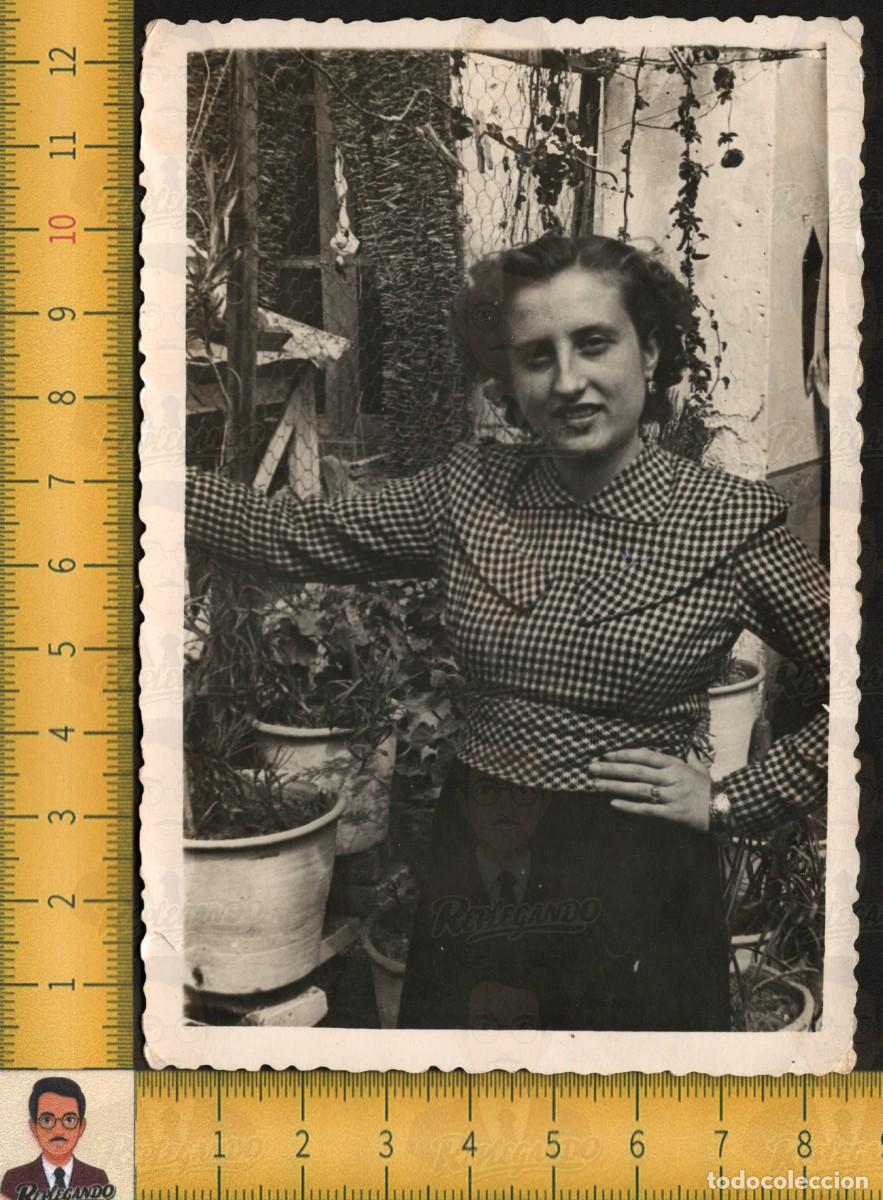 Fotograf&iacute;a antigua: GUAPA MUJER CHICA JOVEN BLUSA CUADROS JARD&Iacute;N CASA MACETAS FLORES - FOTO ANTIGUA A&Ntilde;OS 50 - VALENCIA