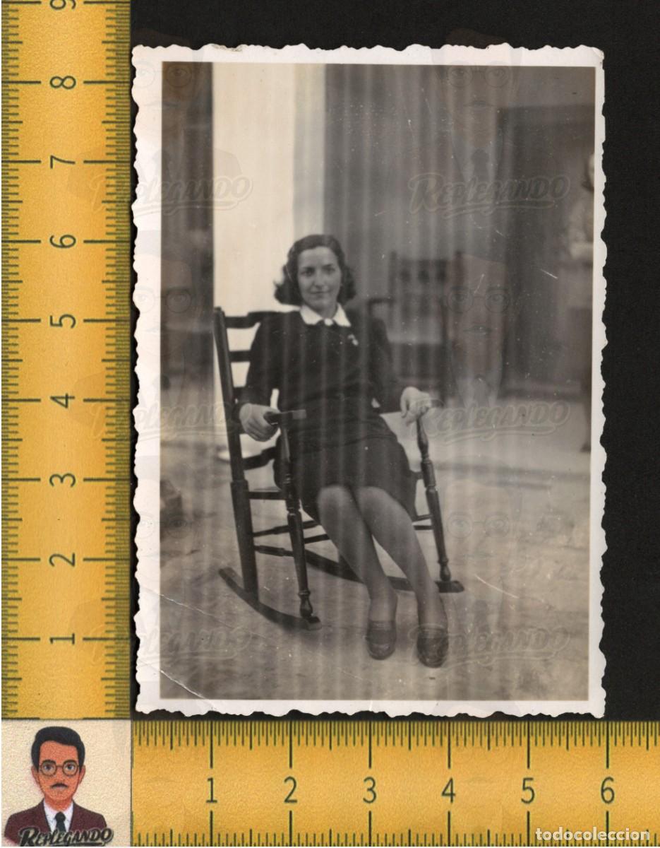 Fotograf&iacute;a antigua: GUAPA MUJER CHICA JOVEN SONRISA POSA SENTADA EN MECEDORA - FOTO ANTIGUA A&Ntilde;OS 40/50 - ESPA&Ntilde;A