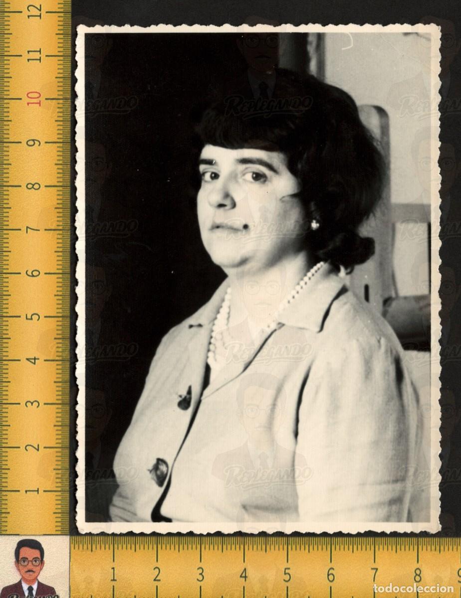 Fotograf&iacute;a antigua: RETRATO MUJER CHICA JOVEN SERIA COLLAR PERLAS Y GRAN LUNAR EN CARA - FOTO ANTIGUA A&Ntilde;OS 50 - ESPA&Ntilde;A