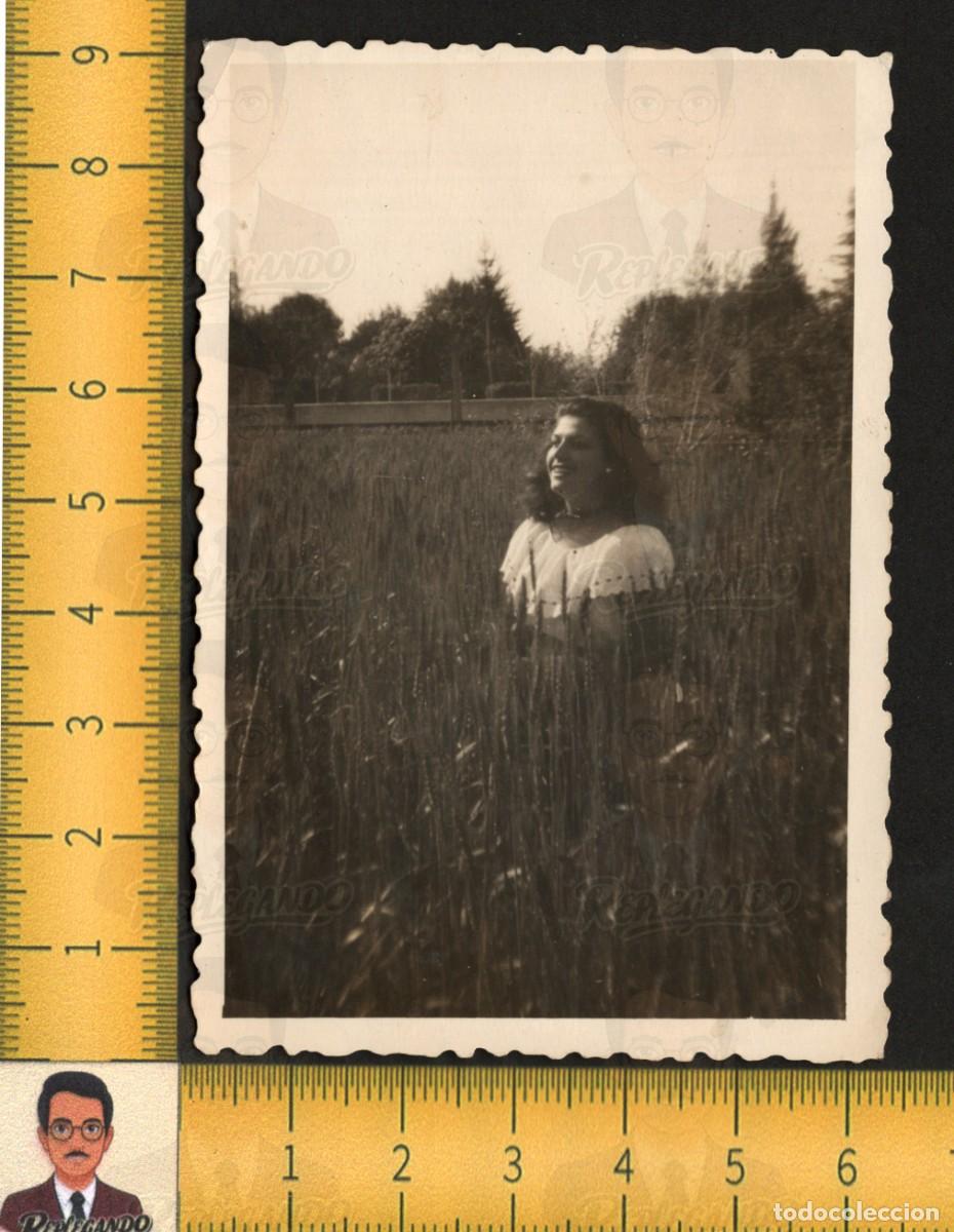 Fotograf&iacute;a antigua: LA GUAPA DEL TRIGO - MUJER CHICA JOVEN POSA CAMPO RODEADA ESPIGAS - FOTO ANTIGUA A&Ntilde;O 1950 CASTELL&Oacute;N