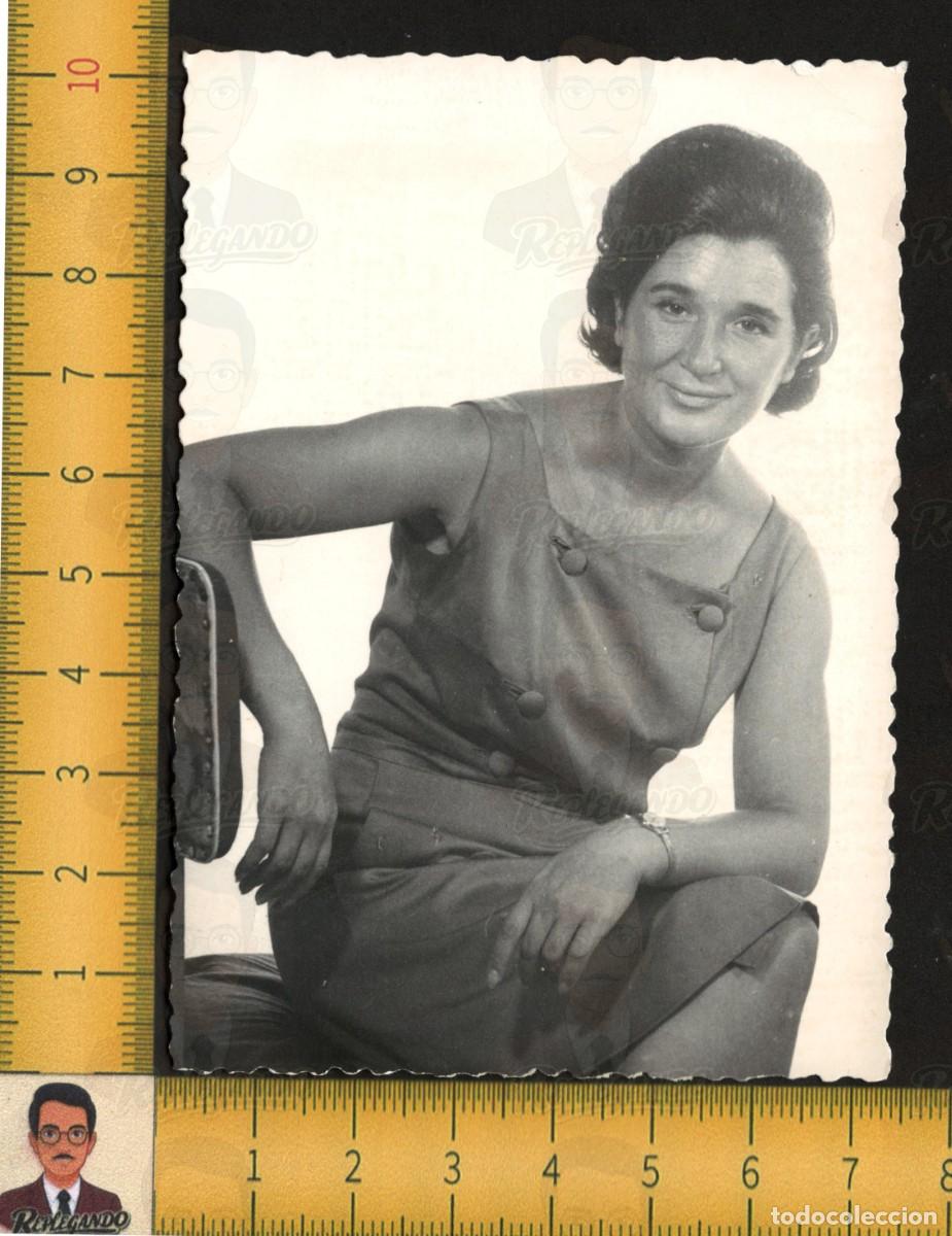 Fotograf&iacute;a antigua: RETRATO GUAPA BELLA MUJER CHICA JOVEN POSA SENTADA CON SEXY SONRISA - FOTO ANTIGUA ESTUDIO A&Ntilde;O 1967
