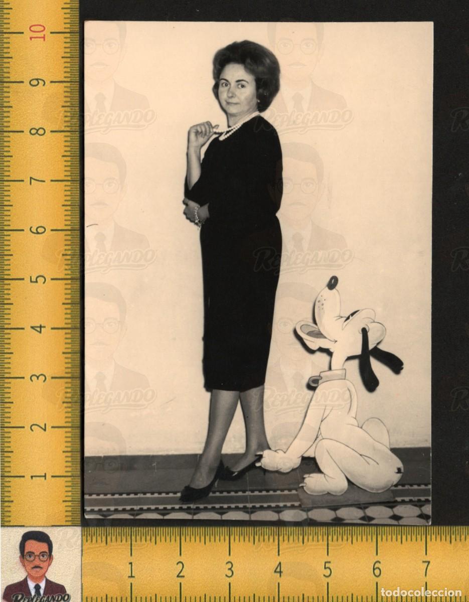 Fotograf&iacute;a antigua: RETRATO BELLA MUJER VESTIDO NEGRO COLLAR PERLAS CON PLUTO DISNEY - FOTO ANTIGUA ESTUDIO A&Ntilde;OS 50/60
