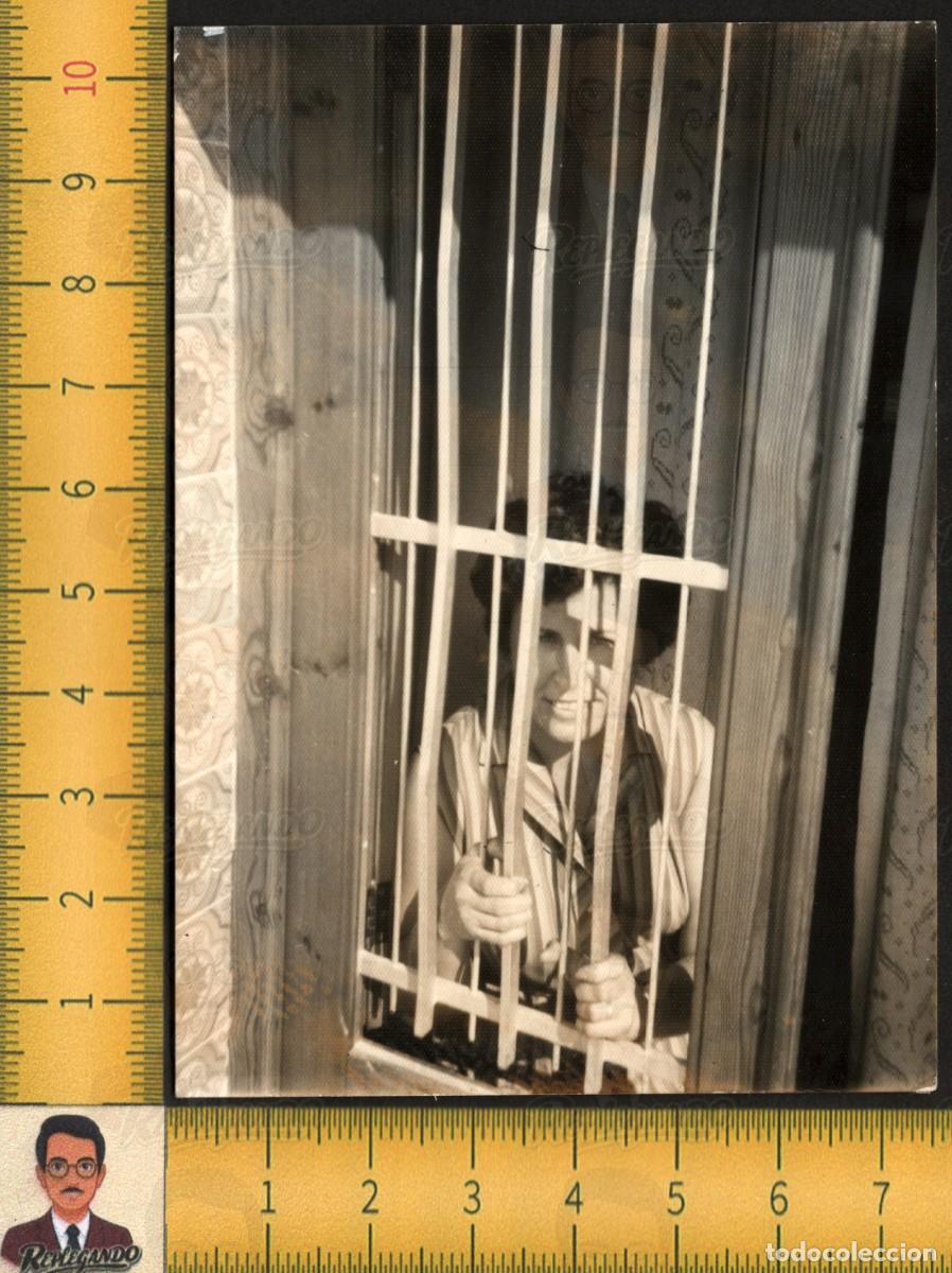 Fotografia antiga: LA BELLA PRISIONERA - MUJER GUAPA CHICA JOVEN POSA AGARRADA A REJA PUERTA - FOTO ANTIGUA A&Ntilde;O 1968