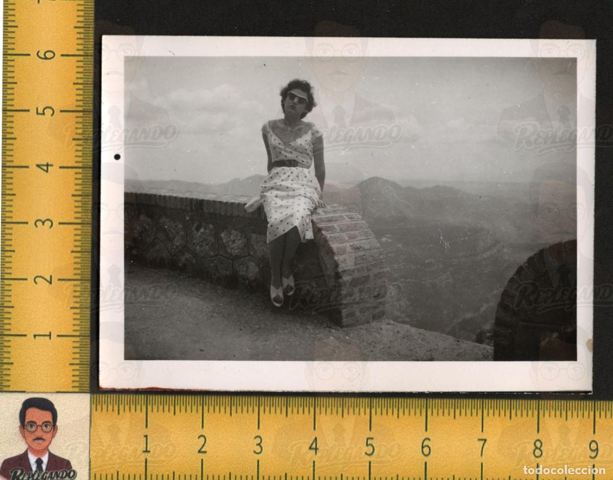 Fotograf&iacute;a antigua: SEXY MUJER GUAPA CHICA JOVEN FALDA GAFAS SOL POSA SANTUARIO MONTSERRAT - FOTO ANTIGUA A&Ntilde;O 1959